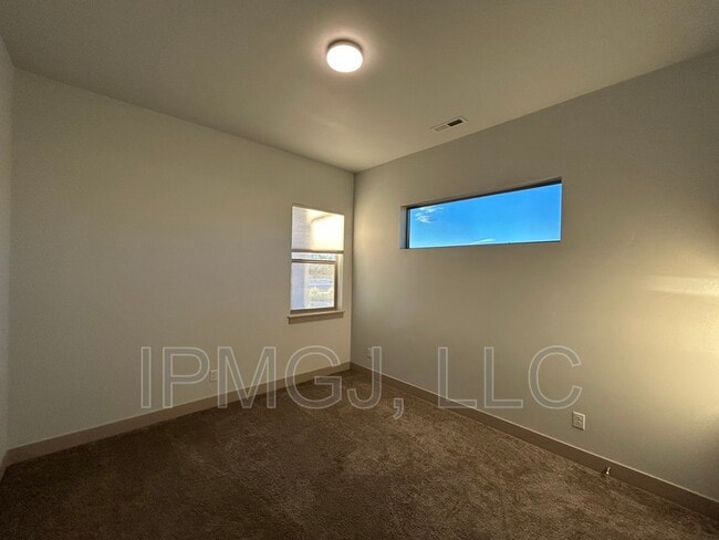 Building Photo - 581 W Indian Creek Dr