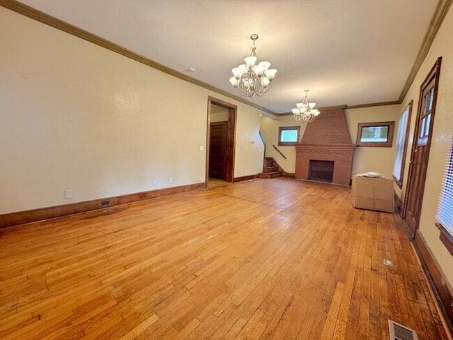 Building Photo - 6 Bedroom on Campus