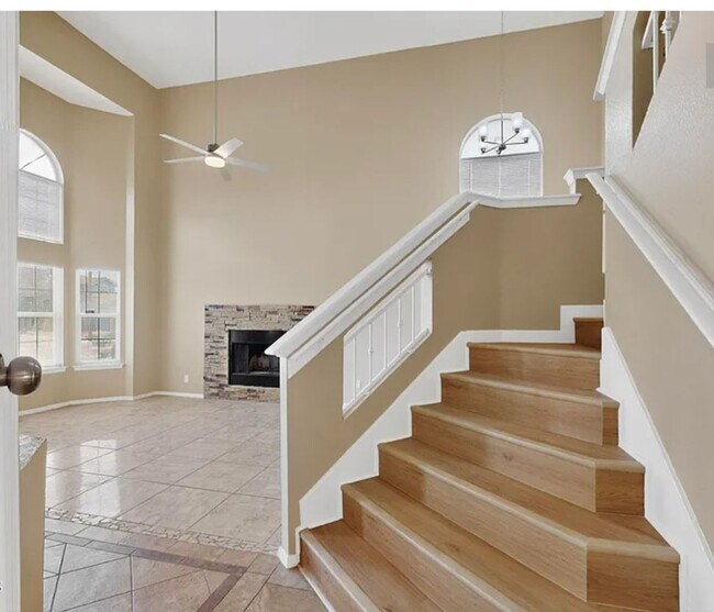 Building Photo - 4 BEDROOM 3 BATHROOM HOME! fully remodeled...