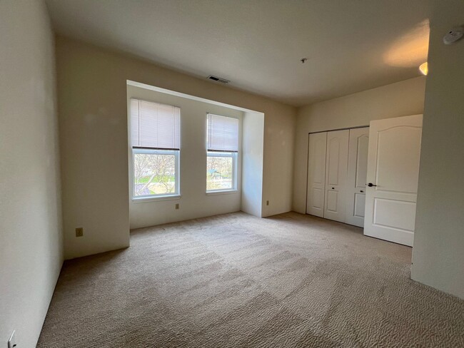 Building Photo - Bright and charming two bedroom townhome i...