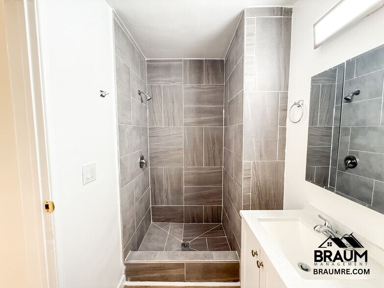 Building Photo - 5252 Hermitage Ave