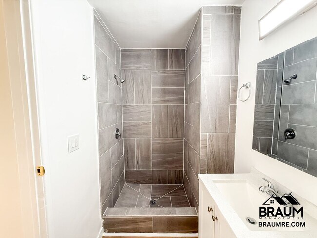 Building Photo - 5252 Hermitage Ave
