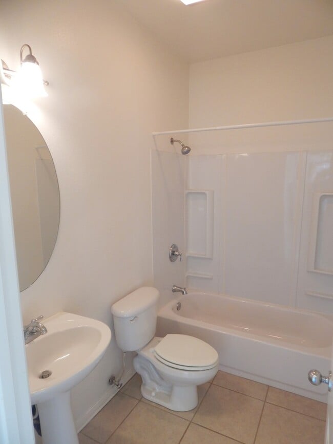 Building Photo - GORGEOUS 4 Bedroom** & 3 full bathrooms on a Cul-De-Sace Home!!