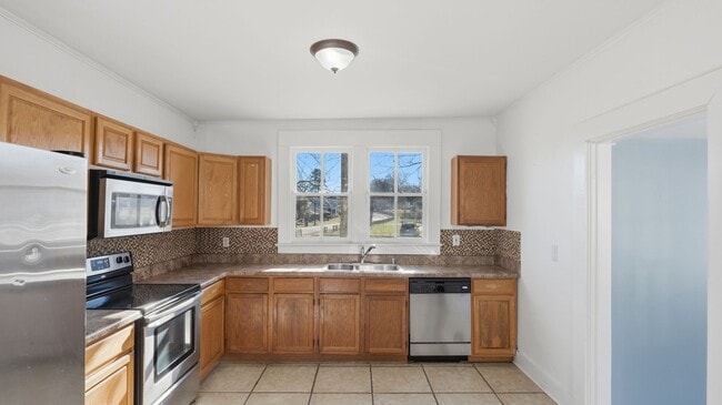 Building Photo - Saint Elmo Adorable home!