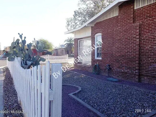 Building Photo - 1347 N Euclid Ave