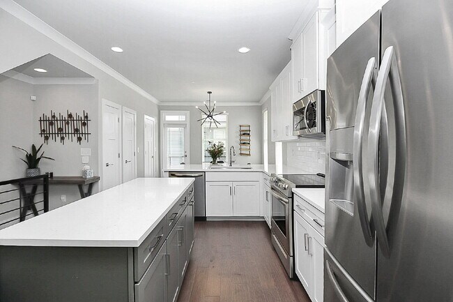 Building Photo - End Unit in SOUTH END