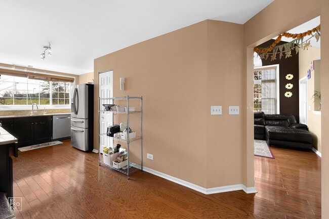 Building Photo - 1233 S Parkside Dr