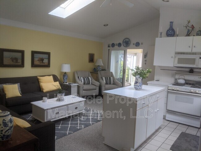 Building Photo - 2421 Lakefront Dr