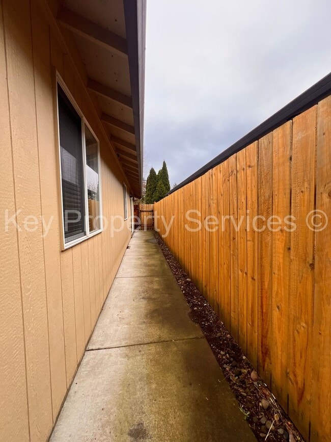 Building Photo - Charming Home in Quiet Image Neighborhood