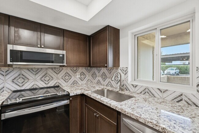 Building Photo - 10828 N Biltmore Dr