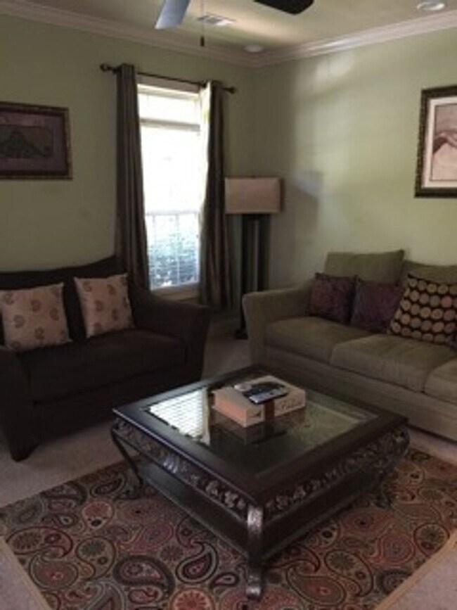 Building Photo - 3 Bed, 3.5 Bath Townhome – Prime Location!