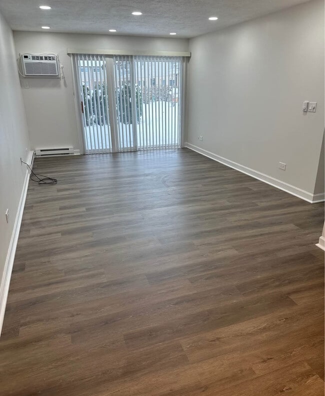 Building Photo - 880 E Old Willow Rd