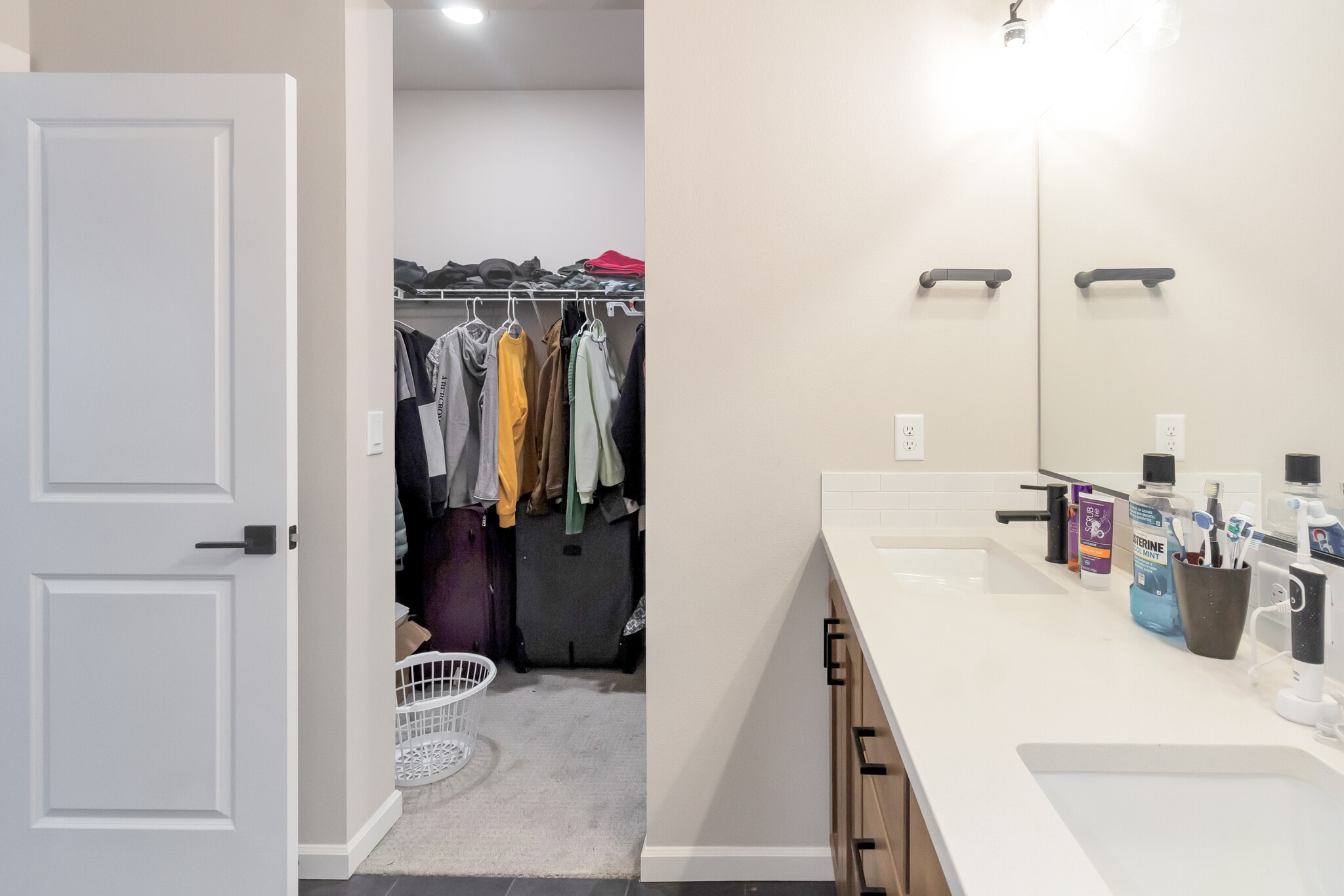 Large walk-in closet attached to master bath - 7471 SE Kinnaman St