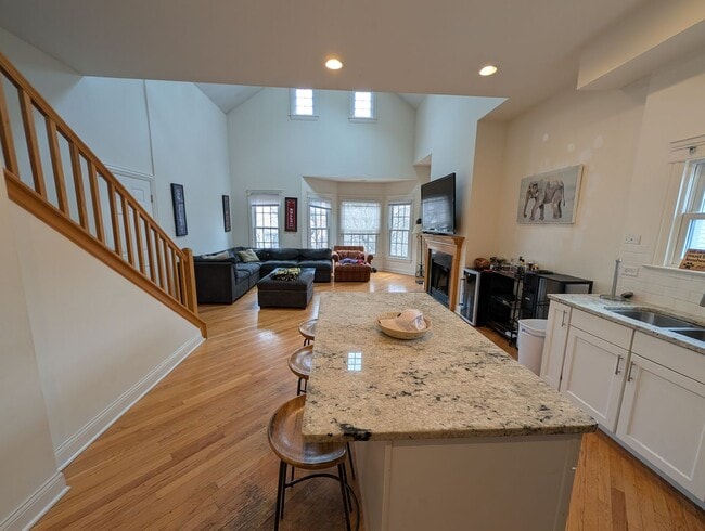 Building Photo - Rarely on the Market! Luxury 4-Bed/3-Bath Duplex in Lincoln Park