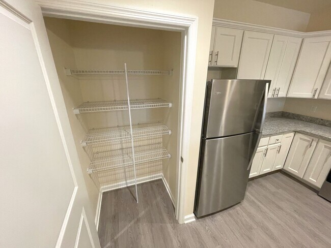 Building Photo - Stylish 1-Bed • 819 Sq. Ft. • Free Interne...