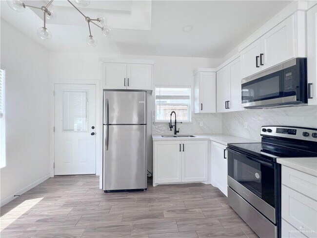 Building Photo - 19 W Woodson Dr