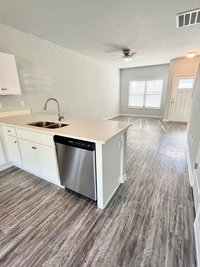 Building Photo - Townhome in Holly Ridge!!