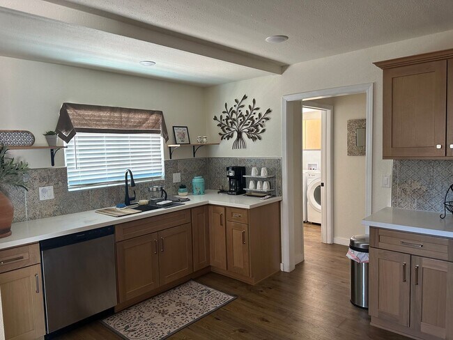 Building Photo - Walking distance to downtown! Beautifully furnished