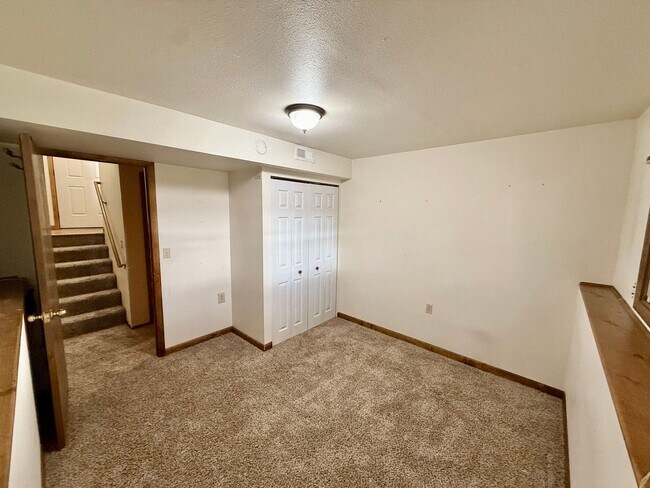 Building Photo - Large 4 Bedroom/2 Bath Bi-Level Home with ...