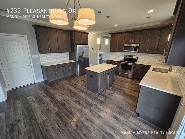 Building Photo - 4233 Pleasantburg Dr