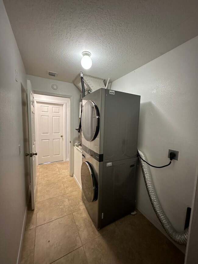 Building Photo - Modern 3-Bedroom Single-Family Home for Re...