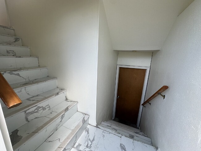 Building Photo - "Cozy 700 Sq Ft Studio with Full Bath in V...