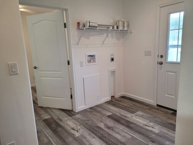 Building Photo - 5552 Annette St