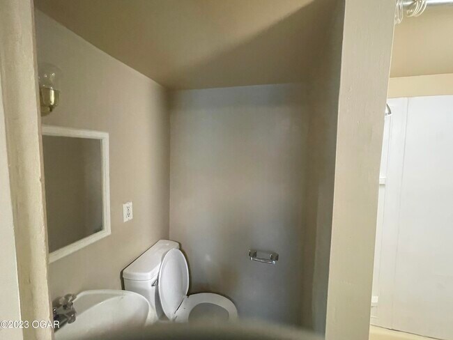 Building Photo - 1801.5 E Broadway St