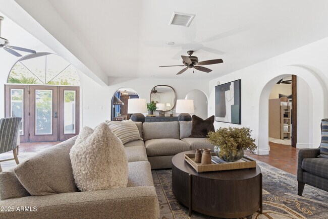 Building Photo - 5828 E Cactus Wren Rd