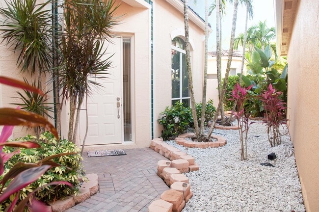 Building Photo - 7684 Hummingbird Ct