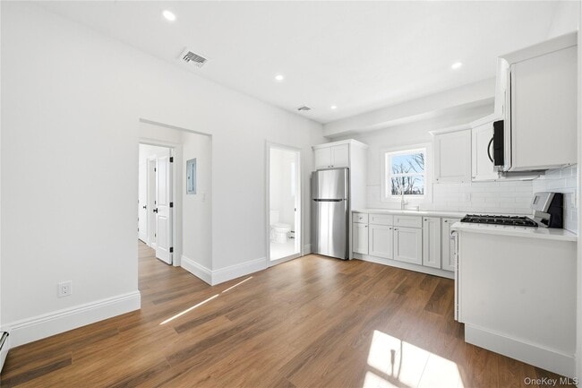 Building Photo - 13 W Hoffman Ave