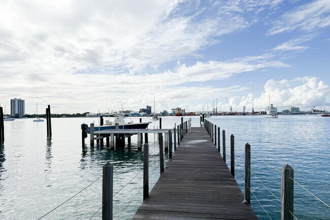 Building Photo - 1494 N Lake Wy