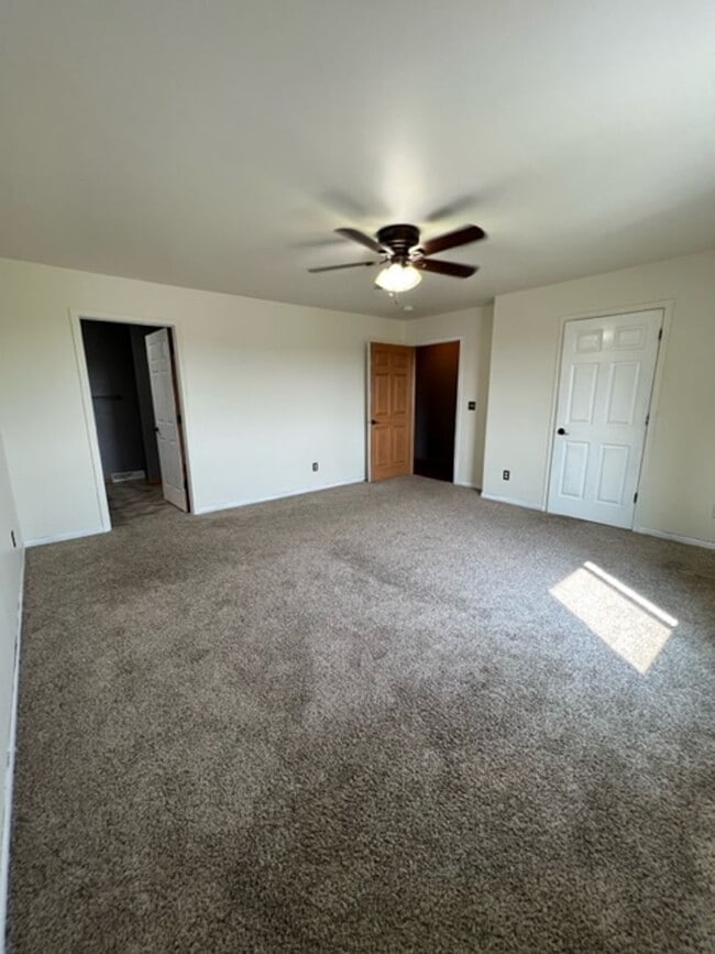 Building Photo - BEAUTIFUL & SPACIOUS 4 BEDROOM/2.5 BATH DU...