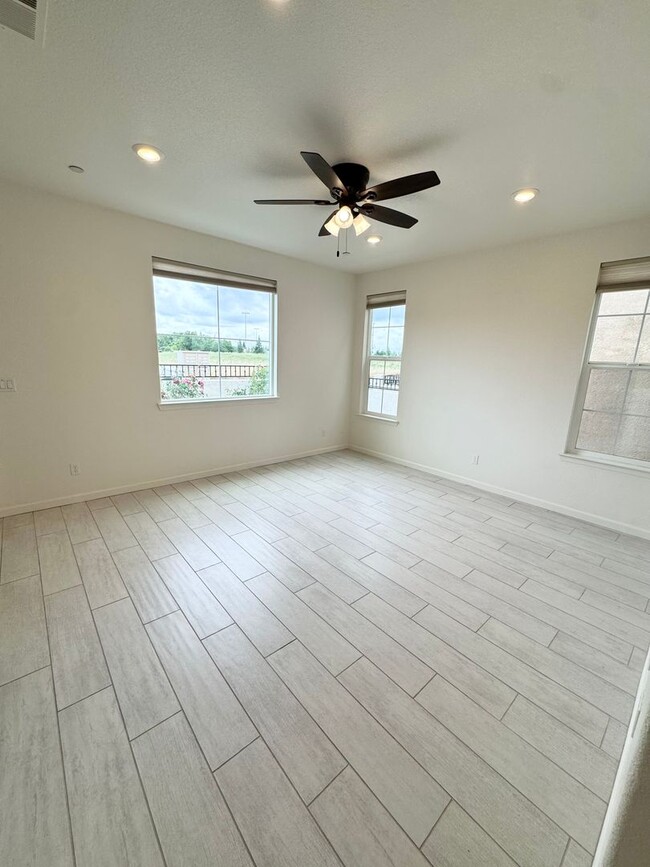 Building Photo - 3 Bed / 2.5 Bath Solar Home with Patio – Roseville – Available Now SEE VIDEO