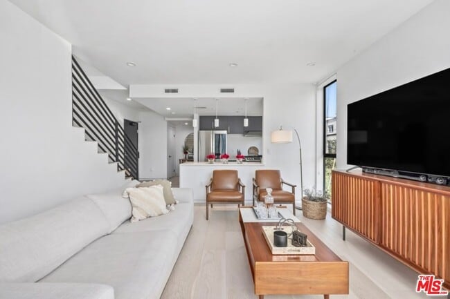 Building Photo - 1243 N Gower St