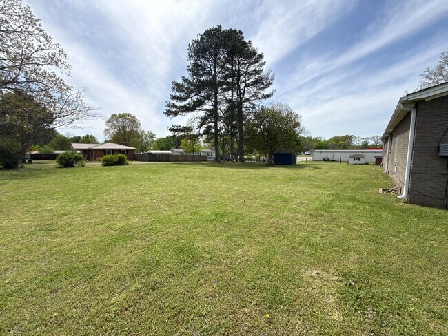 Building Photo - "Charming 4-Bedroom Home with Hardwood Floors on Ready Section Road!"