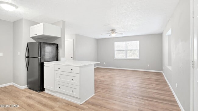 Building Photo - 1028 Spring Ave