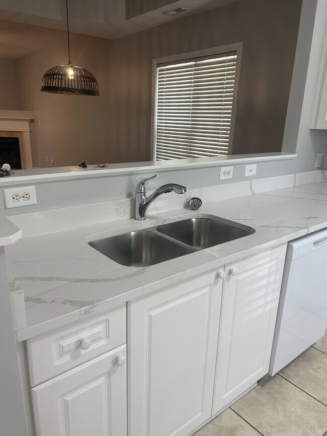 Building Photo - 2208 Castle Pines Dr