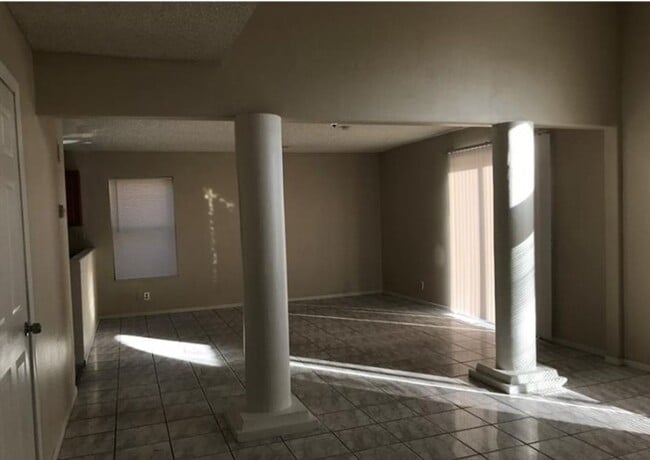 Building Photo - ABSOLUTELY BEAUTIFUL 3 BEDROOM 2 1/2 BATH