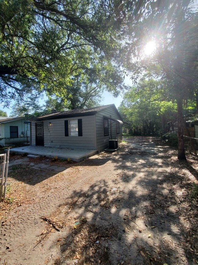 Building Photo - Cute & Cozy 2 Bedroom Cottage in Tampa $1550 Move in July 1 2026