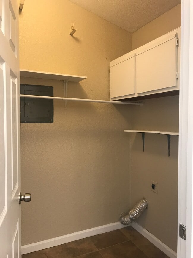 Building Photo - Great Condo in Gated Community