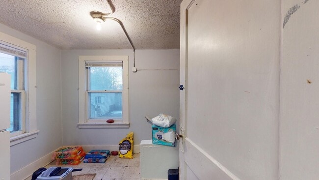 Building Photo - Walk to Restaurants and Shopping