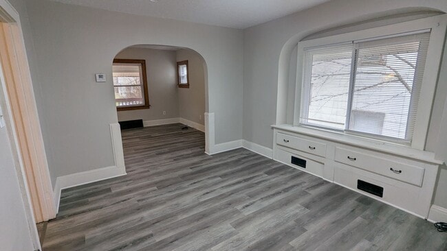 Building Photo - Charming 3-bedroom, 1-bathroom home located in the vibrant city of Akron