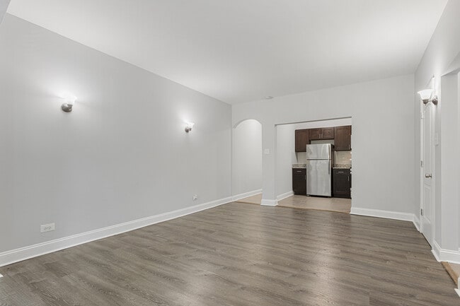 Building Photo - 1608 W Sherwin Ave