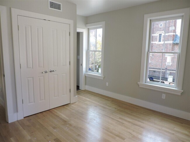 Building Photo - 40 Bow St