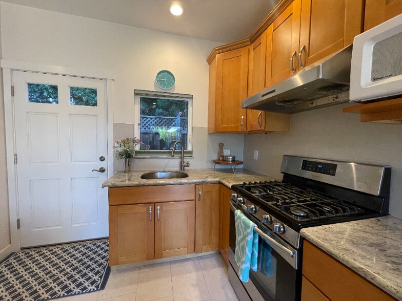 Building Photo - 1363 Los Arboles Ave