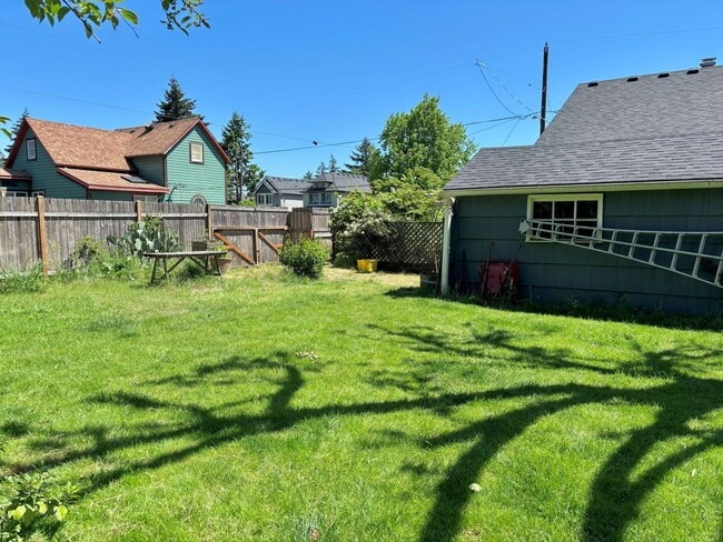 Building Photo - Spacious Montavilla Home on Corner Lot with Hardwoods, A/C, 1 Car Detached Garage, Finished Attic...