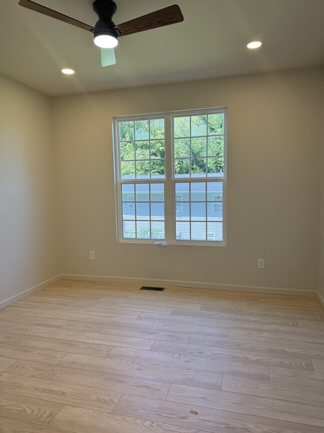 Building Photo - 2213 Cityview Ave