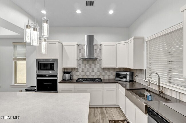 Building Photo - 13405 Emerald Glass Dr