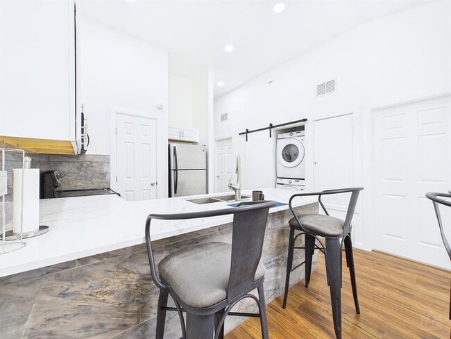 Primary Photo - 2216 San Gabriel St